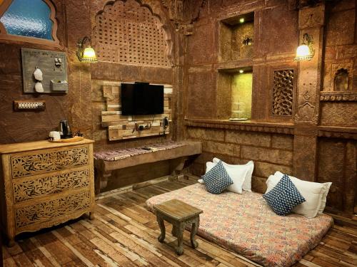 焦特布尔拉尼泰姬陵酒店的客厅配有沙发和电视。