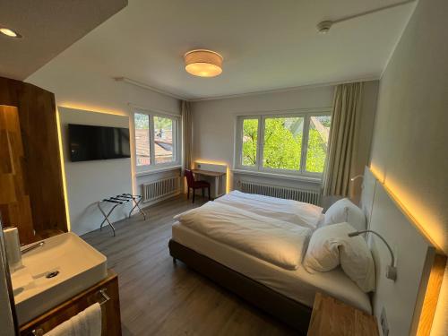 库尔三皇酒店的一间卧室配有床、水槽和窗户
