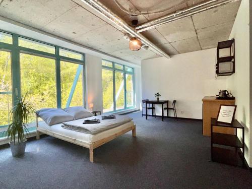 LietzowProject Bay - Workation / CoWorking的一间设有床铺的卧室,位于带窗户的房间内