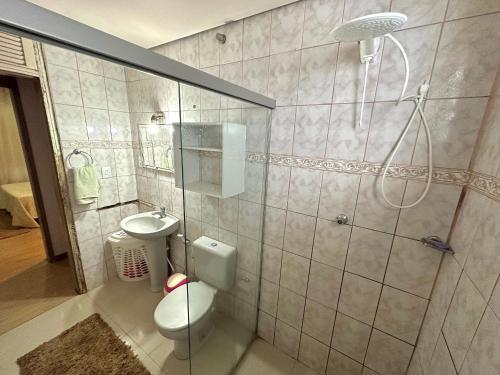 波多韦柳Pousada Residencial - PVH的带淋浴、卫生间和盥洗盆的浴室