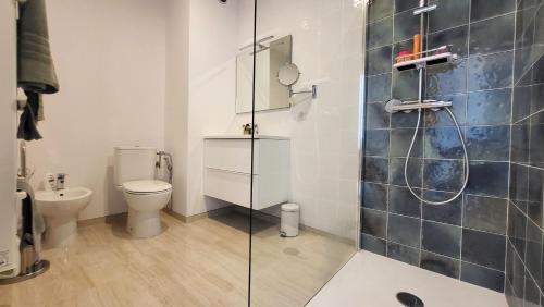 蒙特卡罗PENTHOUSE MAJESTIC, MC, Bnbrickeys的一间带卫生间和玻璃淋浴间的浴室