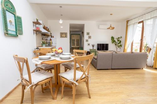 卡瓦尔纳Guests house Provence的用餐室以及带桌椅的起居室。