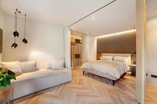 帕尔奇内斯Casa Sonngart的一间卧室设有两张床和大镜子