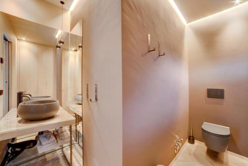 帕尔奇内斯Casa Sonngart的一间带水槽和卫生间的浴室