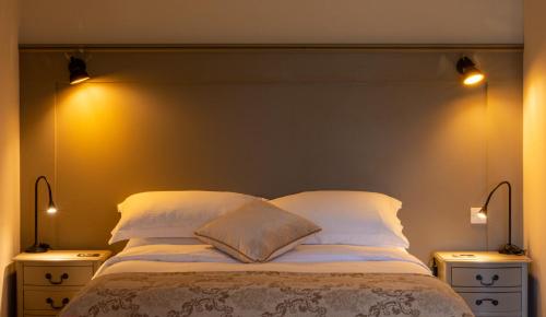 赛伦塞斯特Luxury Lodge @ Ewen Barn - private 5* retreat的一间卧室配有一张床、两个床头柜和两盏灯。