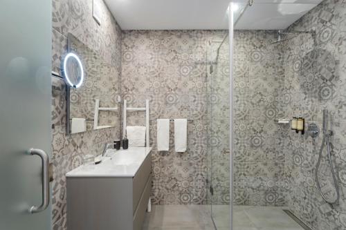 卡武埃鲁Casa Sol 9 by Sevencollection的带淋浴、盥洗盆和镜子的浴室