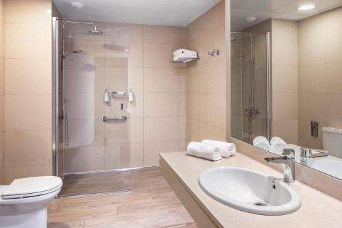 比亚纳B&B HOTEL Logroño Las Cañas的浴室配有卫生间、盥洗盆和淋浴。