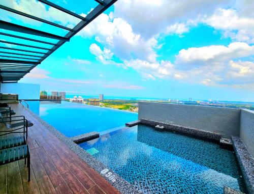 马六甲Quartz Paragon Suites By GGM的建筑物屋顶上的游泳池