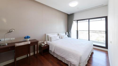 MakkasanCitiresort Living sukhumvit 39的卧室设有白色的床和大窗户