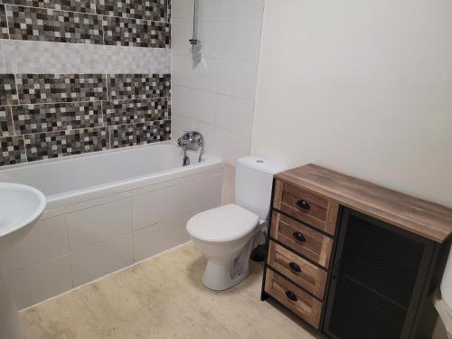 卡尔卡松CINSAULT的浴室配有卫生间、浴缸和水槽。
