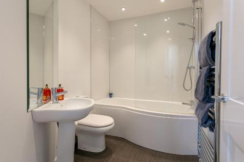 哈罗盖特King’s Road Apartments的浴室配有盥洗盆、卫生间和浴缸。