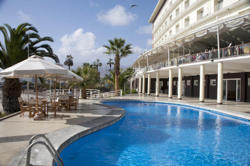安托法加斯塔Hotel Antofagasta的大楼前的游泳池