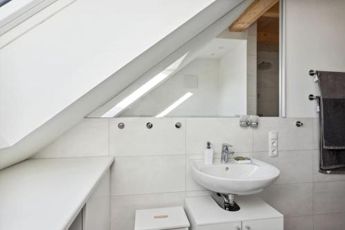BaddeckenstedtWohnung in Baddeckenstedt mit Balkon & Aussicht的白色的浴室设有水槽和镜子