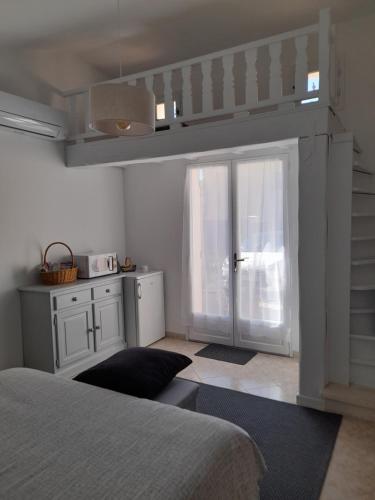 阿维尼翁Chambre indépendante的一间卧室设有一张床和一个滑动玻璃门