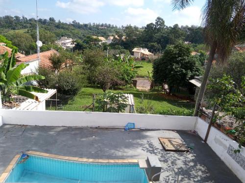 阿瓜斯-迪圣佩德罗Mi Casa, Águas de São Pedro的从房子屋顶上可欣赏到游泳池的景色
