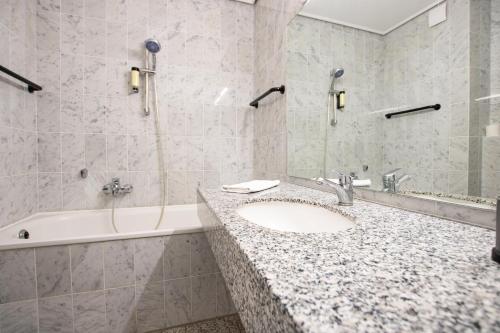 舍姆贝克Madisson Green El Capitan nähe Movie Park的浴室配有盥洗盆和浴缸。