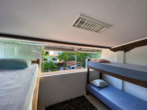 普拉亚多La Casita Hostel PF的一间卧室配有双层床和窗户。