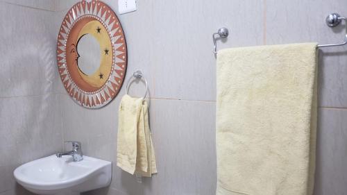 圣佩德罗·德·阿塔卡马Casas Particulares, Tipo Cabañas.的浴室配有盥洗盆、镜子和毛巾