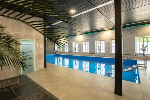 舍姆贝克Madisson Green El Capitan nähe Movie Park的游泳池,位于带游泳池的建筑内
