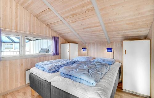 凡岛3 Bedroom Gorgeous Home In Fan的一张位于带木制天花板的客房内的大床