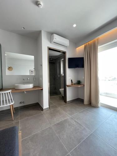 卡尔扎迈纳SunBeam的一间带水槽、卫生间和镜子的浴室