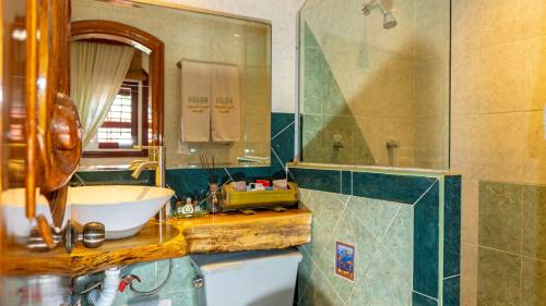 阿卡普尔科Monyoli Hotel & Boutique的浴室配有盥洗盆、镜子和浴缸