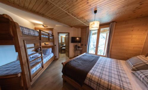 LloLa Masia Del Taulat Chambres d´Hôtes的一间卧室设有两张双层床和一扇窗户。