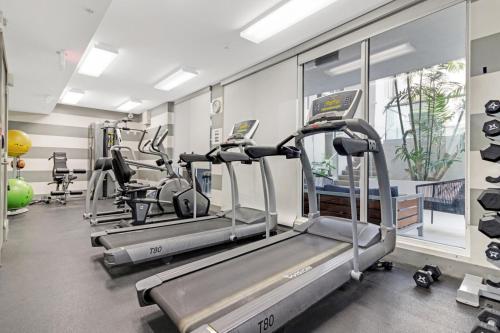 迈阿密Roami at Habitat Brickell的健身房设有跑步机和椭圆机
