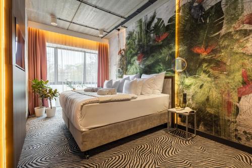 弗罗茨瓦夫Hotel Zoo by Afrykarium Wroclaw的一间卧室配有一张壁画床