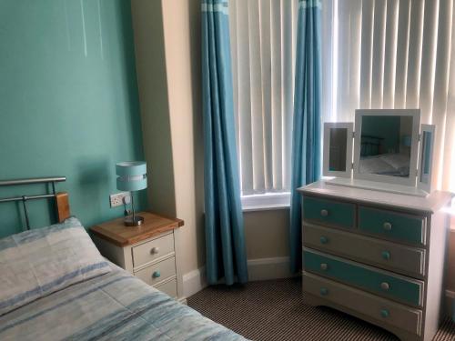 Portrush Holiday Hostel Guesthouse客房内的一张或多张床位