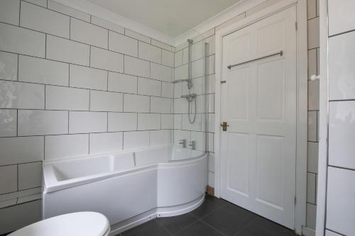 卡迪夫A Perfect 3BD Home away from Home Canton Cardiff的白色的浴室设有浴缸和卫生间。