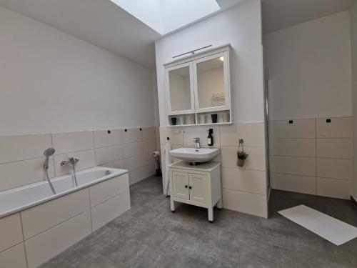 爱尔福特BohnApartments - Town House am Stadtpark - gratis Parkplatz - WLAN的白色的浴室设有水槽和浴缸。