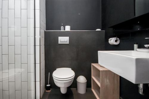 开普敦Modern and New with Harbour View的浴室配有白色卫生间和盥洗盆。