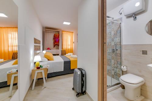 夏卡NottInCentro -Guest House-的一间酒店客房 - 带一张床和一间浴室