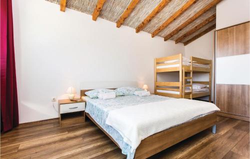 里斯卡克尔克07度假屋的一间卧室配有一张床,铺有木地板