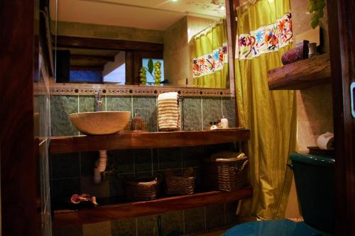 阿卡普尔科Casa Jaguar Hotel & Boutique的一间带水槽和镜子的浴室