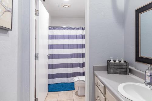 圣地亚哥Greely Gaslamp - Loft W Parking & 3 Beds #302的一间带水槽和卫生间的浴室