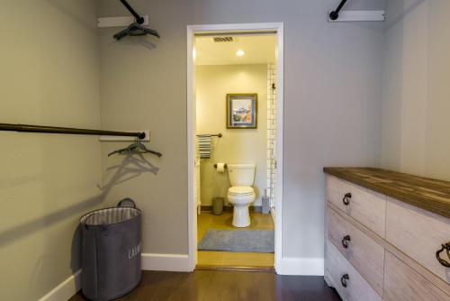 旧金山San Francisco Getaway Near Golden Gate Park的一间带卫生间和走廊的浴室