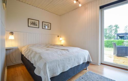 HornsletStunning Home In Hornslet With Wifi的一间卧室设有一张床和一个大窗户