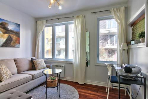 蒙特利尔Apartment et Studio montreal的客厅配有沙发和桌子