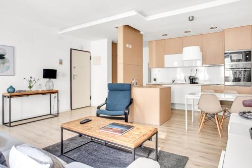 里斯本Modern 2 Bedroom Apartment in Estrela with Outside Terrace! Amazing for Families, Couples, Friends的客厅以及带桌椅的厨房。