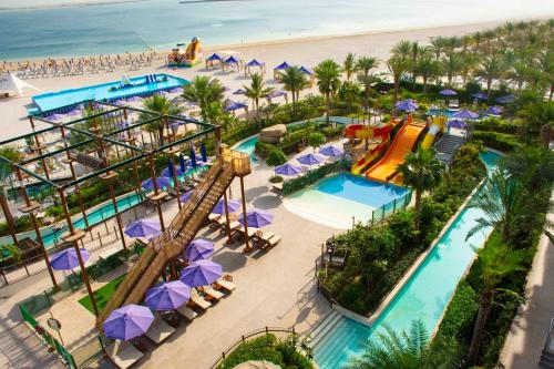 迪拜Centara Mirage Beach Resort Dubai的享有带水上公园的度假村的空中景致