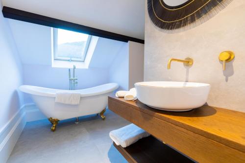 QuirogaCasa do Estanco的浴室配有大型白色浴缸和水槽
