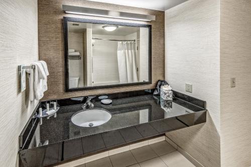 奥斯汀奥斯汀西北/域区费尔菲尔德万豪套房酒店的一间带水槽和镜子的浴室