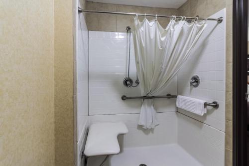 迈诺特Motel 6 Minot, ND的带淋浴、卫生间和盥洗盆的浴室