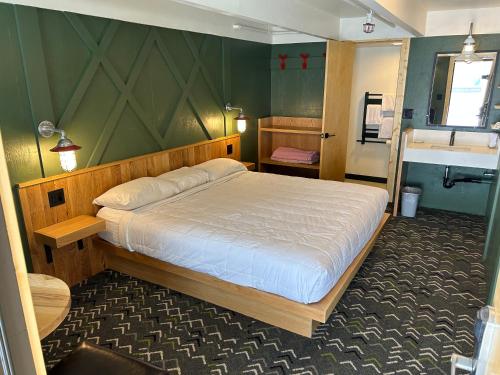 提顿村客栈旅馆的一间卧室设有一张大床和一个水槽