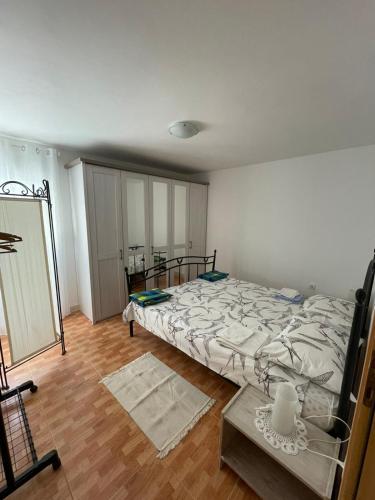 塞尔察Apartmani Suza的一间卧室设有一张大床,铺有木地板