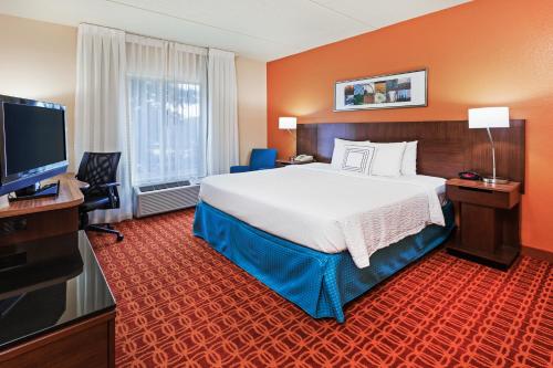 奥斯汀奥斯汀西北/域区费尔菲尔德万豪套房酒店的一间酒店客房,配有一张大床和一台平面电视