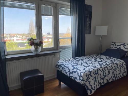 延雪平Tway luxury homes的一间卧室设有一张床和一个美景窗户。
