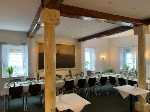 RinglebenLandgasthof Zum Ring的大型客房设有桌椅